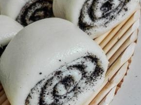 关火后停留30秒，立刻开盖，拾出馒头至盖垫上放凉，锅盖上的水不会滴在馒头上