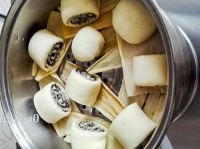 醒发到位的面团形状变大变蓬松，若用手掂一下会感觉到很松软；点小火开始，待蒸锅上汽后转中大火，蒸15分钟即可