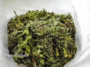 新鲜的荠菜，要一根一根的择掉老叶去掉老根须，清水浸泡后清洗干净。