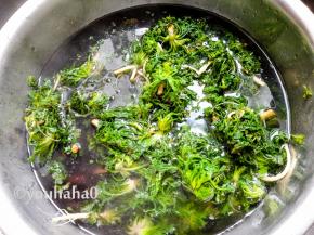 荠菜焯水后过一下凉水，稍微攥干水分，切碎。原本灰头土脸的荠菜，烫过之后反而变得翠绿鲜艳起来
