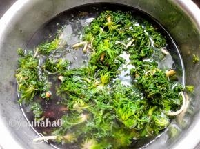 荠菜焯水后过一下凉水，稍微攥干水分，切碎。原本灰头土脸的荠菜，烫过之后反而变得翠绿鲜艳起来