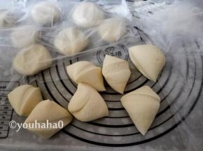 发酵好的面团揉匀后，切成适当大小的剂子