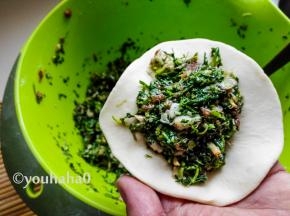 擀开后包入适量的荠菜馅，自家做包子，馅都是多多的放，馅多好吃
