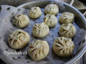 依次包好的包子放入蒸锅中，醒发十五分钟左右