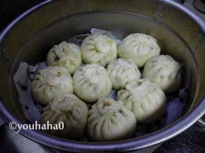 醒发后的包子小火开始蒸，开锅冒气后转中大火蒸15分钟，关火后立刻开盖