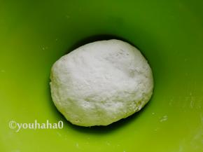 面粉、水、酵母和成面团，放置温暖的地方发酵