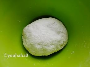 面粉、水、酵母和成面团，放置温暖的地方发酵