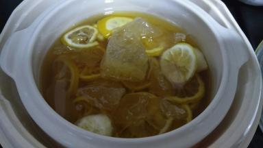 将柠檬片放入炖锅内放一层放一层冰糖