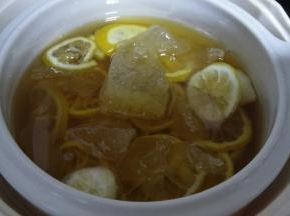 将柠檬片放入炖锅内放一层放一层冰糖