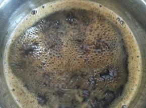 炖出来的比较稀，熬一会儿收成浓汁。