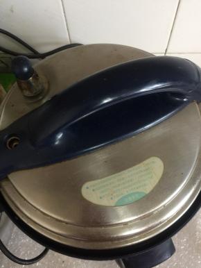 盖上盖子，接通电源，按蹄筋键即可。（时间到了，不要急着打开，让鱼再汤汁儿里浸泡半天，更加入味儿。）