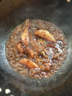把电压力锅里面的鱼倒入锅中大火收汁儿。
