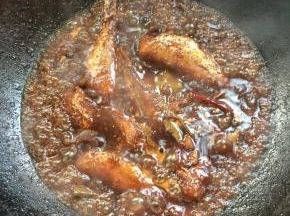 把电压力锅里面的鱼倒入锅中大火收汁儿。