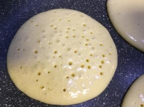 待松饼表面收干出现如上图的气孔时