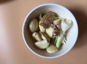 将蒜瓣、蒜白、生姜洗净后拍扁待用
