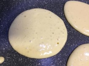 倒入的松饼糊自然凝固为圆形
