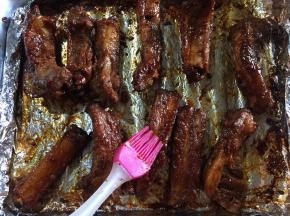 烘烤结束后取出，轻刷上一层烤酱后再烘烤2分钟即可
