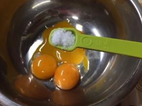 鸡蛋蛋液和蛋黄分离，加入2克盐