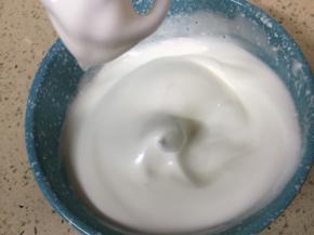 蛋液用打蛋器高速打发，打的同时白糖分三次加入蛋液里，蛋白霜打发为小尖头状态