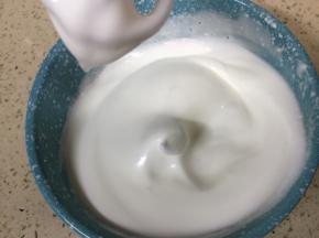 蛋液用打蛋器高速打发，打的同时白糖分三次加入蛋液里，蛋白霜打发为小尖头状态