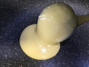 小火平底锅不需预热，无须刷油，用汤勺舀上松饼糊倒入平底锅