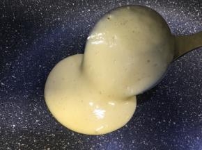 小火平底锅不需预热，无须刷油，用汤勺舀上松饼糊倒入平底锅