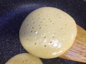 用木铲将松饼翻面