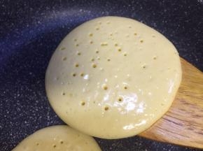 用木铲将松饼翻面