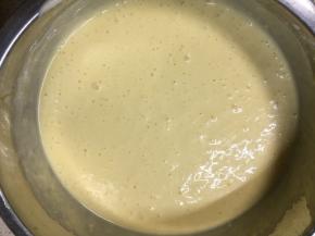 由底向上翻拌，不要画圈的手法的搅拌，松饼糊调好了