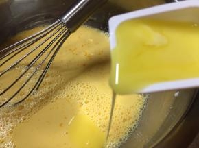 再加入融化后的黄油搅拌均匀
