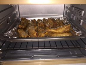 送入提前预热好的烤箱中层，上下火，180度约25分钟，期间可翻动翻动排骨
