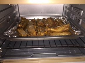 送入提前预热好的烤箱中层，上下火，180度约25分钟，期间可翻动翻动排骨
