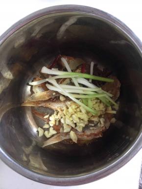 放入蒜瓣，姜末，八角，桂皮，香叶，花椒，葱白，干辣椒。