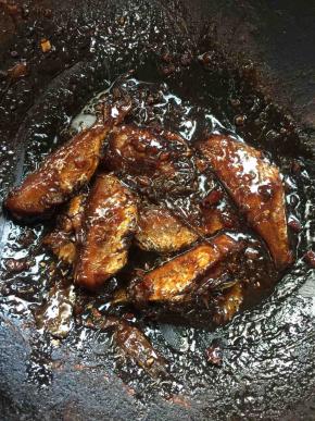 汁儿不要收的太干，留一点儿汤汁儿裹着鱼，会更美味哦！