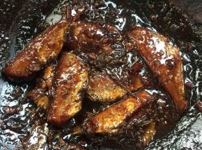 汁儿不要收的太干，留一点儿汤汁儿裹着鱼，会更美味哦！