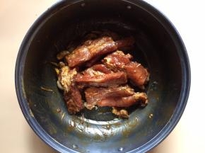 抓均匀后腌制2小时
