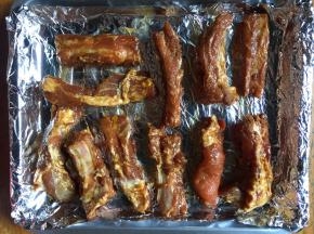腌制好的排骨摆放至铺了锡纸的烤盘中
