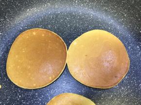 待两面呈焦黄色即可