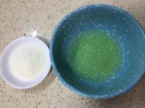 称量好白糖，分离的蛋清