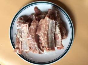 猪排骨洗净后切成约6cm的小段
