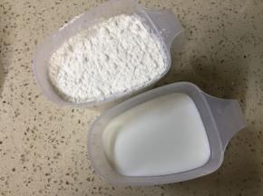 面粉和牛奶用量杯量好分量