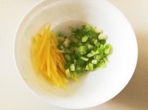 生姜葱洗干净，姜切丝，葱切碎