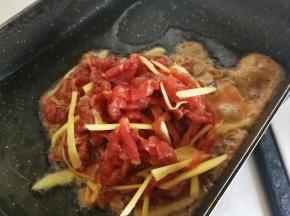 锅里放油，七分热放入牛肉丝翻炒均匀，七成熟关火出锅备用