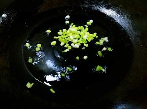 热锅里放一点油，八成热倒入葱花爆香