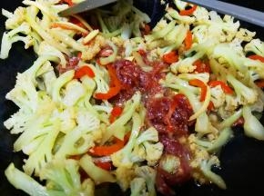 倒入牛肉丝，快速翻炒均匀，出锅