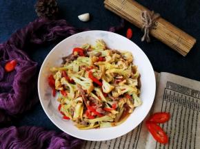 花菜软而不烂，牛肉丝滑嫩，特别下饭哦