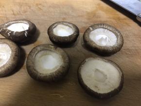 摆好后，洒上海盐，静止五分钟以上。让海盐稍微被香菇吸收一下