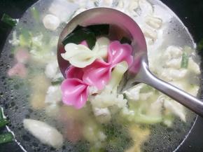 水煮开后加入蝴蝶面搅拌一下