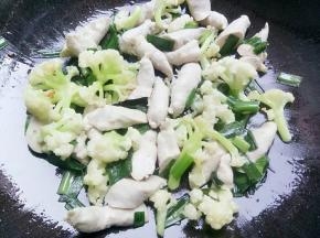 再加入肉条炒几下