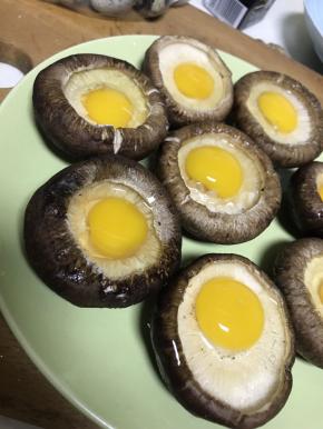 新手可以把鹌鹑蛋打在碗里，再用勺子帮助倒入香菇中